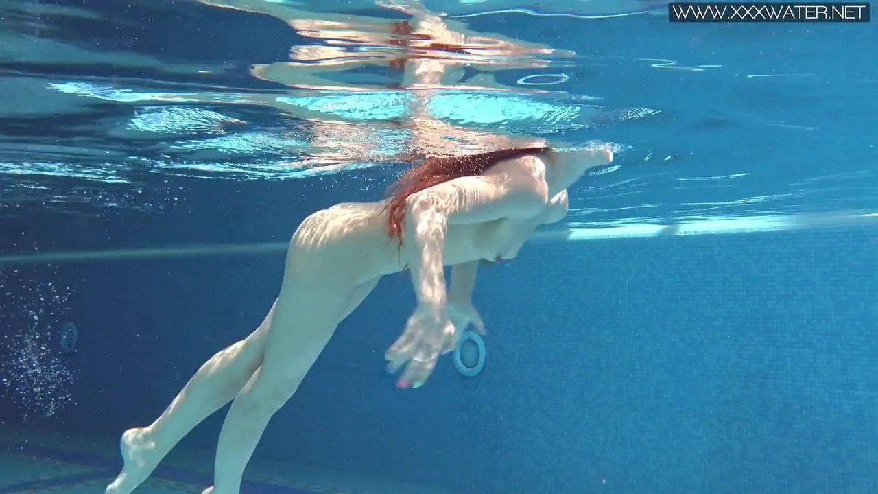 Толстая женщина дрочит пизду у бассейна фото