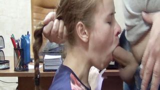 Наивная молодая секретарша ублажает начальника минетом перед камерой